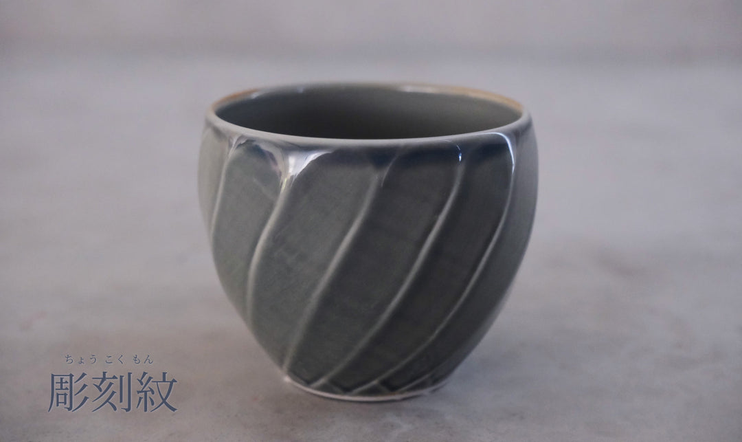 食卓を彩る名脇役。『彫刻紋〈藍墨〉』の世界